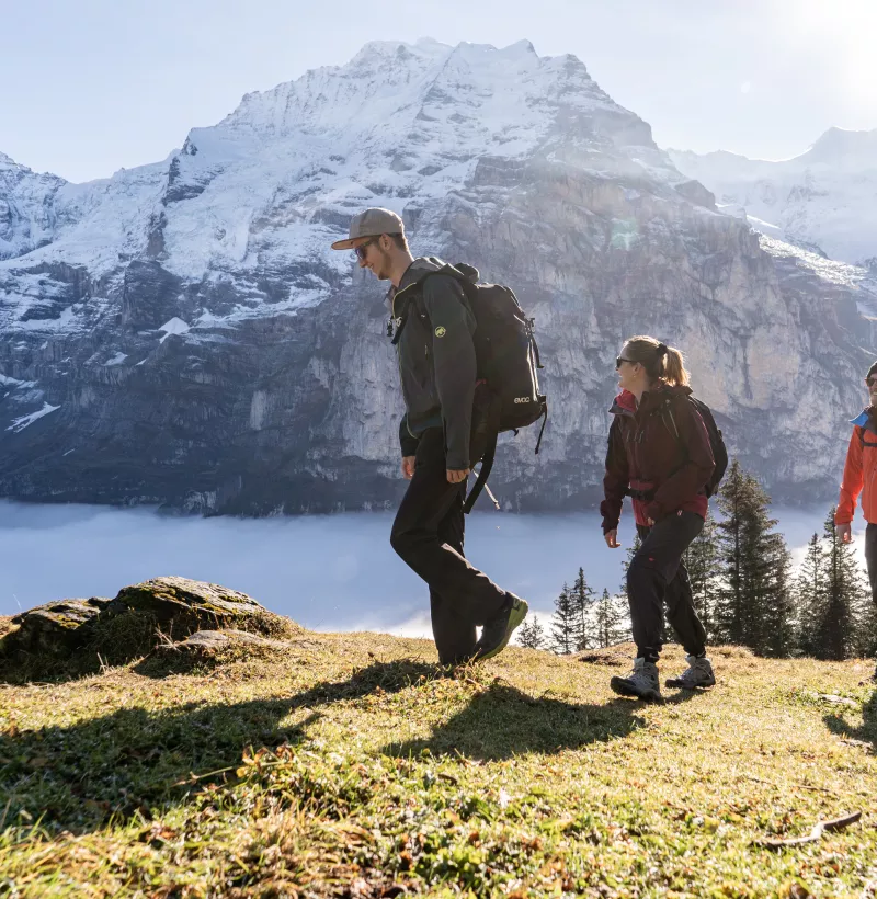 Wandern über dem Nebelmeer in Mürren-1