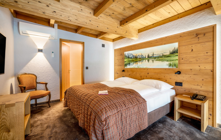 <p>Ihr Stück alpines Paradies!<br>Die Panoramic Suite mit Blick auf den Eiger bietet 60 m² luxuriösen, zweigeschossigen Raum.<br>Hier werden Sie garantiert den Blick auf die Eigernordwand genießen<br> </p>