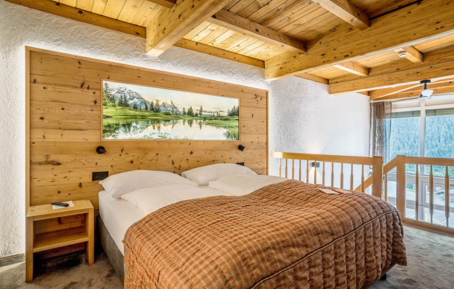 <p>Ihr Stück alpines Paradies!<br>Die Panoramic Suite mit Blick auf den Eiger bietet 60 m² luxuriösen, zweigeschossigen Raum.<br>Hier werden Sie garantiert den Blick auf die Eigernordwand genießen<br> </p>