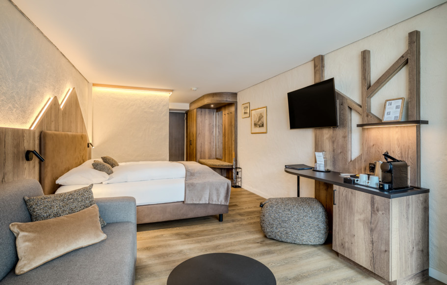 <p>Standard-Doppelzimmer ohne Balkon oder Superior-Doppelzimmer mit Balkon und Blick auf die berühmte Eigernordwand.</p>