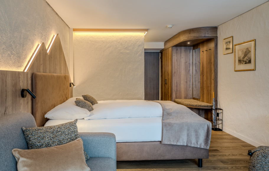 <p>Standard-Doppelzimmer ohne Balkon oder Superior-Doppelzimmer mit Balkon und Blick auf die berühmte Eigernordwand.</p>