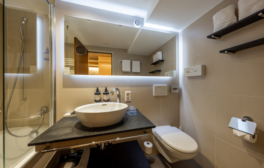 <p>Standard-Doppelzimmer ohne Balkon oder Superior-Doppelzimmer mit Balkon und Blick auf die berühmte Eigernordwand.</p>