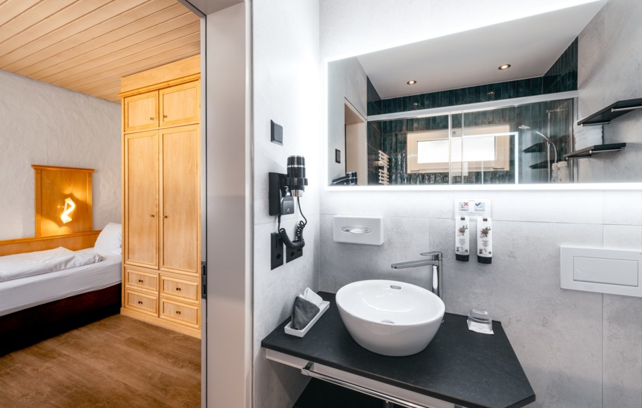 <p>Moderne Einzelzimmer für einen erholsamen Schlaf.<br>Wahlweise zur Nord- oder Südseite, mit Balkon und Aussicht auf die imposante Eigernordwand.<br> </p>