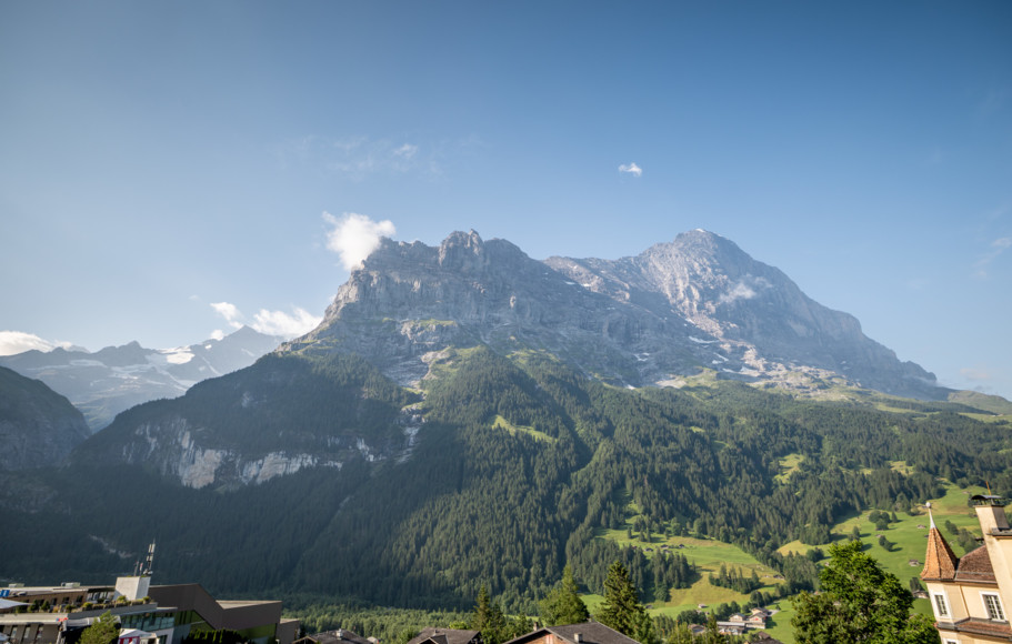 <p>Ihr Stück alpines Paradies!<br>Die Panoramic Suite mit Blick auf den Eiger bietet 60 m² luxuriösen, zweigeschossigen Raum.<br>Hier werden Sie garantiert den Blick auf die Eigernordwand genießen<br> </p>